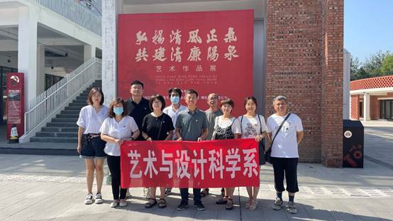 说明: 一群人站在商店门口描述已自动生成