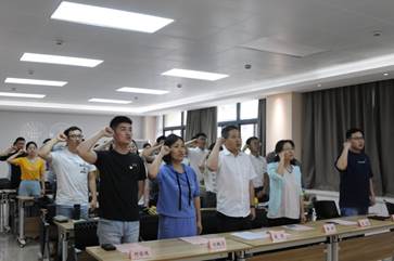 与会同志重温入党誓词.JPG